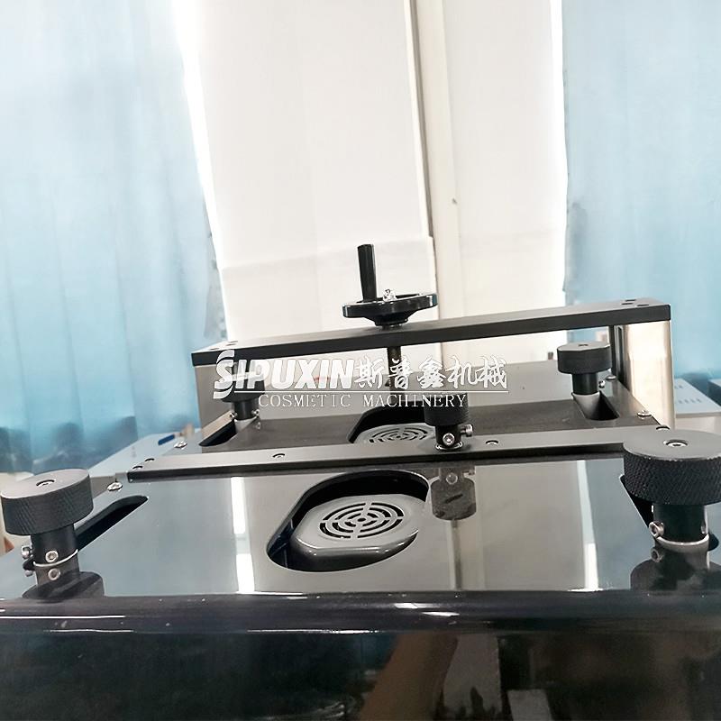Full Automatic Screw Capping Sealing Machine Desktop Capping Machine For Beverage Shower Gel