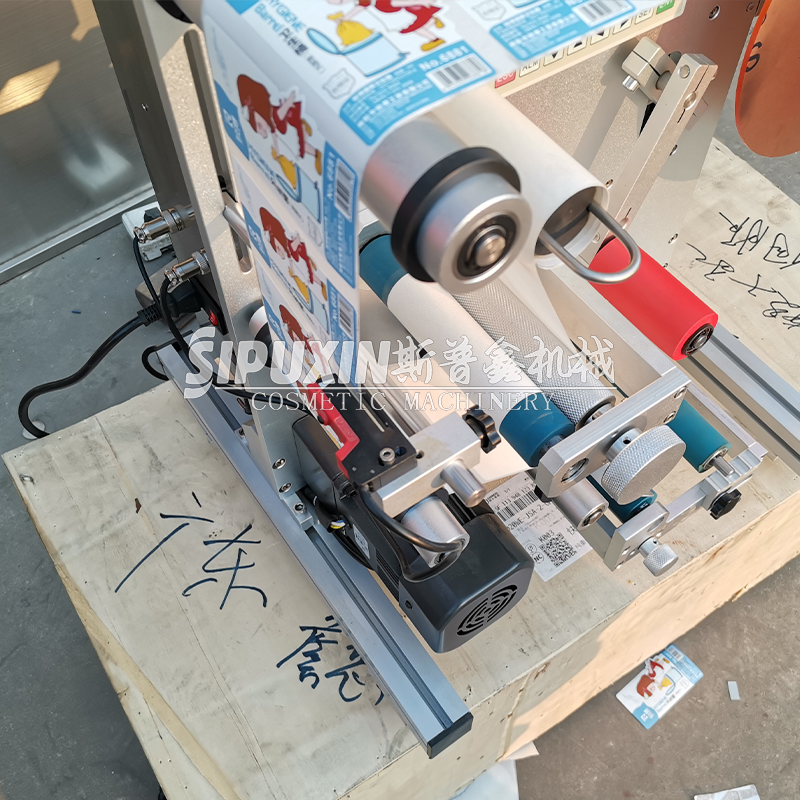 Hot Sale Semi-automatic Pet Plastic Bottle Labeling Machine For Round Bottles