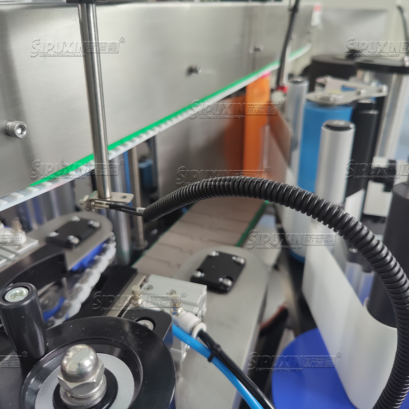 High Speed Fully Automatic Round Bottle Labeling Machine Label Sticker Machine 2 Sides Labeling Machine For Plastic Bottles Cans